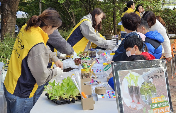 체험으로 페트병 화분 만들기에 참여한 주민들.