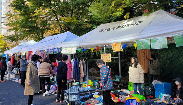 아나바다 장터 판매부스는 늘 인기였다.