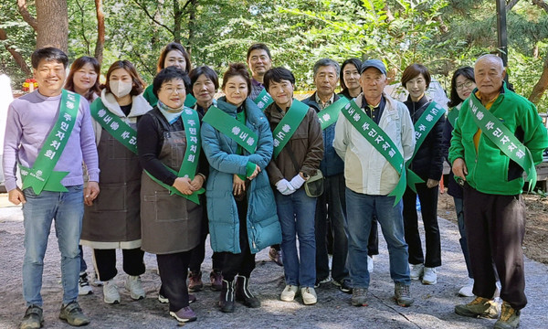 흥도동 주민자치회가 도래울석탄공원 도당대소나무 일원에서 ‘도래울 도당제’와 도래울바람물공원 일원에서 ‘어린이 그림 공모전’을 개최했다.