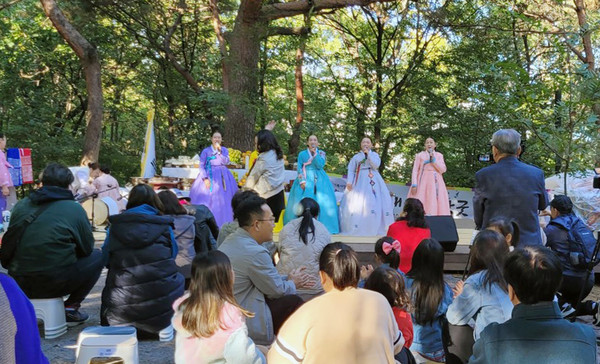 도당제에서 국악공연이 열리고 있다.