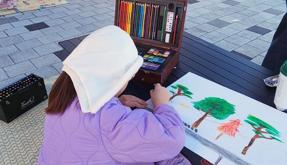 어린이 그림 공모전에서 한 어린이가 그림을 그리고 있다.