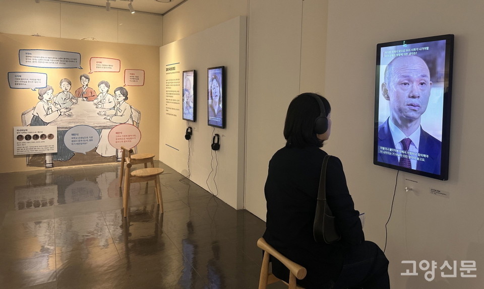 육아 경험담을 들려주는 시민의 목소리에 귀를 기울이는 관람객.