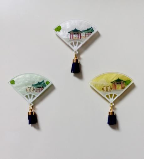 지정분야에서 최우수상을 받은 행주산성전경 미니부채 자동차송풍 클립 자석.[사진제공=고양시]