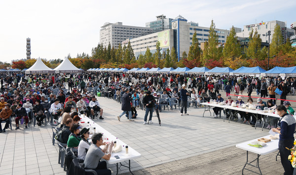 막걸리 만들기에 참여한 시민들과 축제를 즐기는 시민들. 