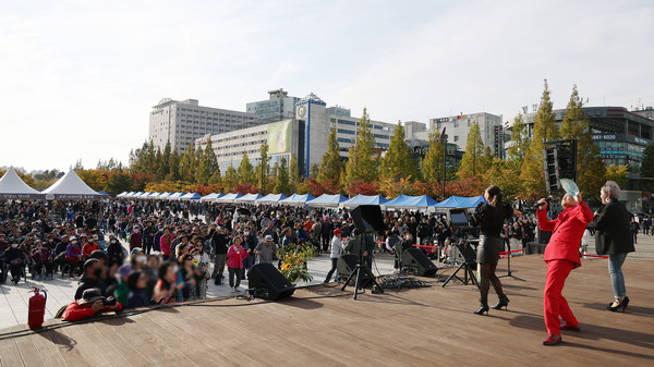 코미디언 배영만씨(가운데)의 사회는 축제 무대를 흥겹게 했다. 가수 유경씨(오른쪽)를 비롯한 초대가수가 시민들과 하나가 되어 열창을 하고 있다.