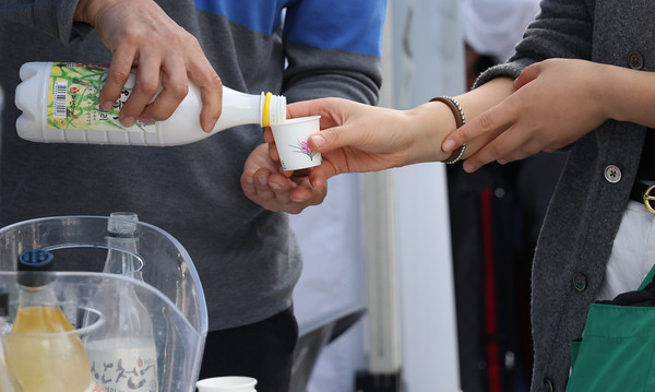 두 손으로 주고받는 막걸리 한잔의 여유는 가을을 즐기기에 안성맞춤이었다.