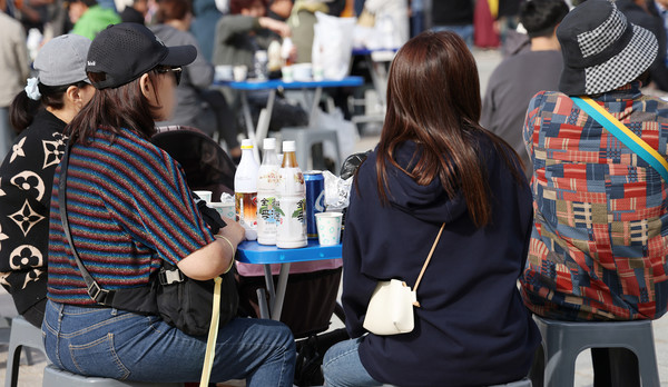 축제의 테이블에는 막걸리는 물론 일산문화광장 인근의 상점에서 구매한 음식들이 올라왔다. 이번 축제는 지역상권과 상생하는 축제가 됐다.