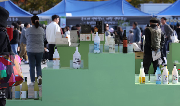 전국의 막걸리 전시도 있었다. 눈으로 보는 전국의 막걸리 홍보에 시민들은 큰 관심을 보였다.