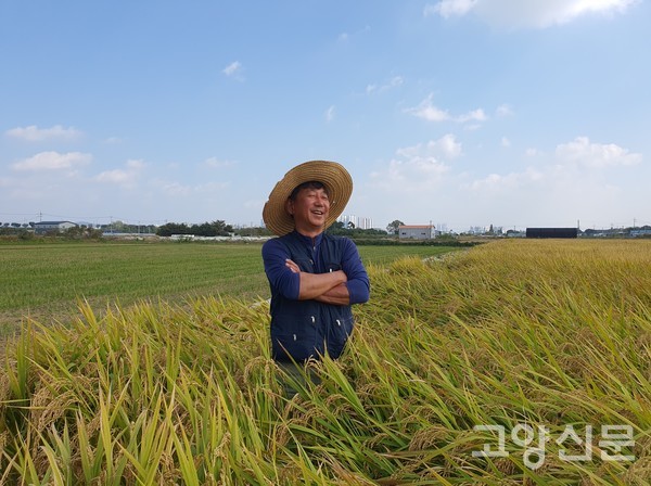 하늘의 하얀 구름도 축복해주는 수확현장, 노재국 이사의 미소가 쏟아진다.