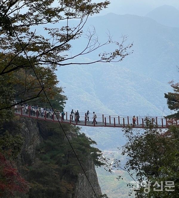 대둔산 산행, 아찔한 삼선 구름다리 위를 걷고 있다