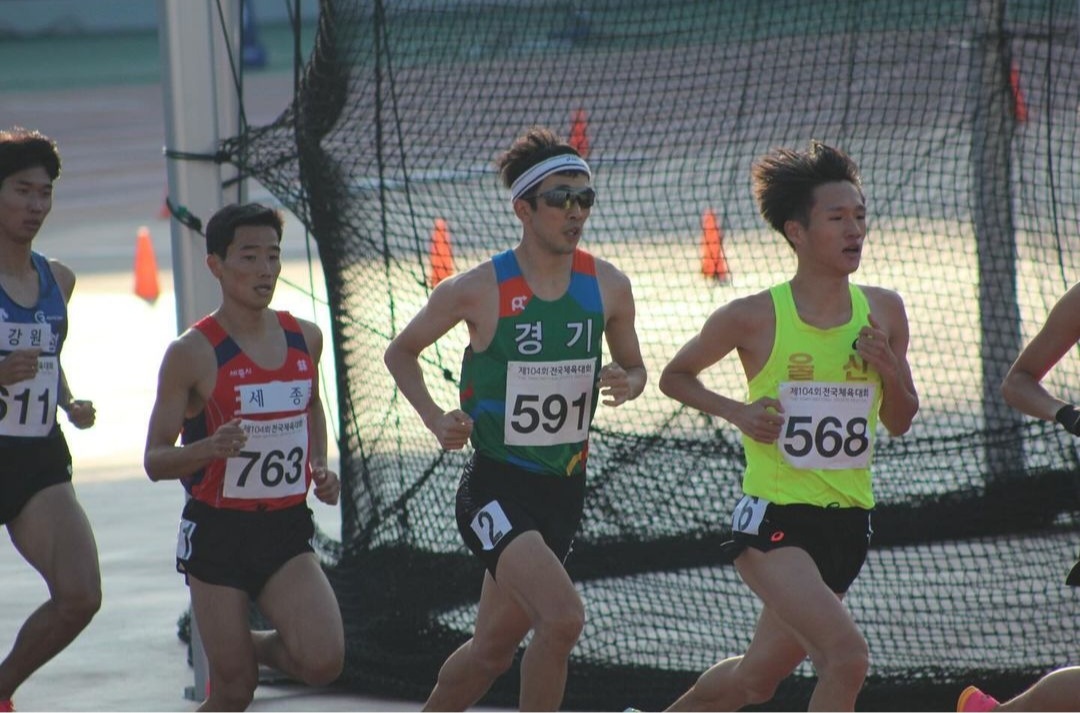 육상팀 백승호 선수(왼쪽에서 세 번째)는 이번 전국체전에서 주종목인 5000m 1위를 차지했다. [사진제공=고양시]