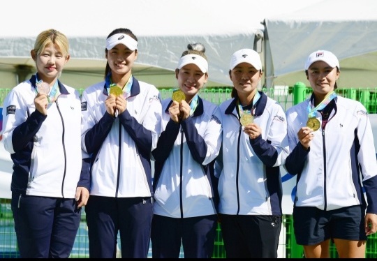 테니스팀 안유진 선수(왼쪽에서 세 번째)는 경기도 대표로 단체전에서 금메달을 따냈다. [사진제공=고양시]