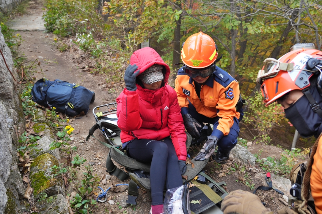 정동혁 의원(왼쪽 두 번째)이 부상자를 응급처치하고 있다. [사진제공=고양소방서]