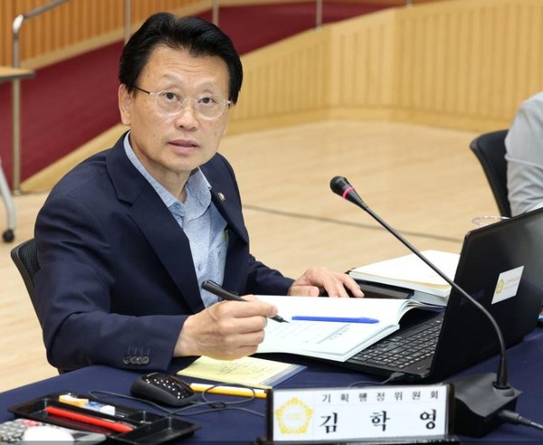 ‘덕이지구 쓰레기 자동집하시설 문제해결 촉구 결의안’을 대표발의한 김학영 의원.