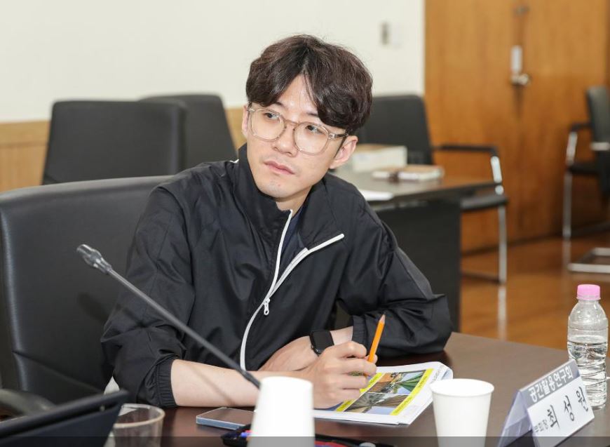 ‘킨텍스 지하공간 복합개발 용역범위 확장 촉구 결의안’을 대표뱔의한 최성원 의원.
