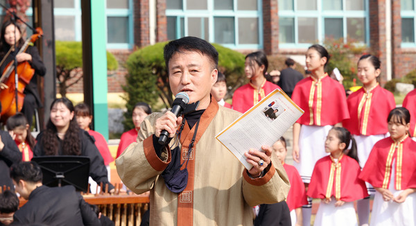 김봉환 홀트학교 교장이 이날 음악회의 마무리 인사를 하고 있다.