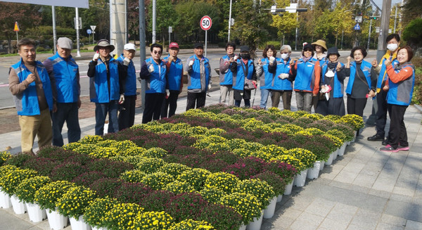 일산1동 각 직능단체가 참여해 가을맞이 초화 식재 활동을 펼쳤다.