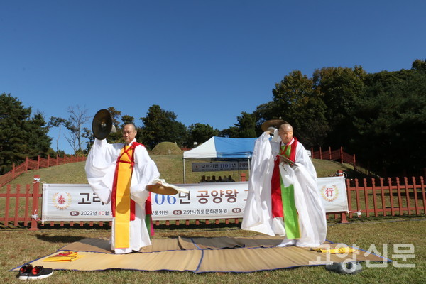 북한산 원효암 스님들이 영산제를 공연하고 있다.