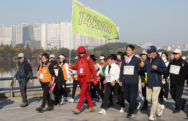 고양누리길 한마음축제에 한광순 고양특례시 걷기연맹 회장과 이동환 고양시장, 황규호 단체장 등 참가시민들이 선두로 출발하고 있다.