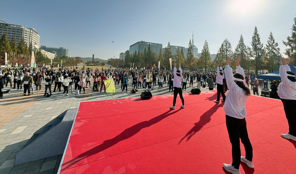 안전한 걷기를 위해 시민들이 체조로 몸을 풀었다.