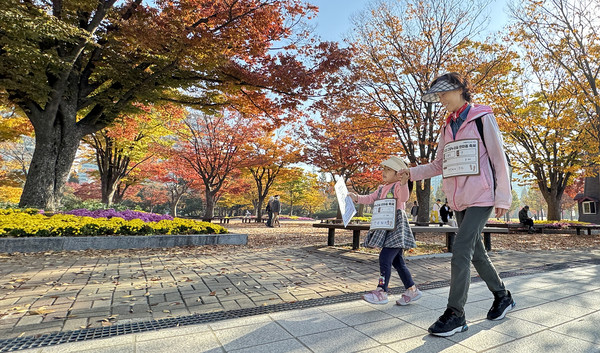 손녀와 할머니가 일산호수공원을 걷고 있다