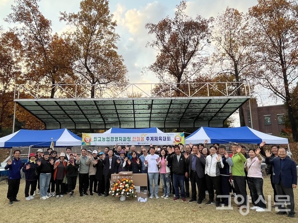 행운권 1등 50인치 TV를 받은 심명자 씨에게 동문들이 축하를 하고 있다