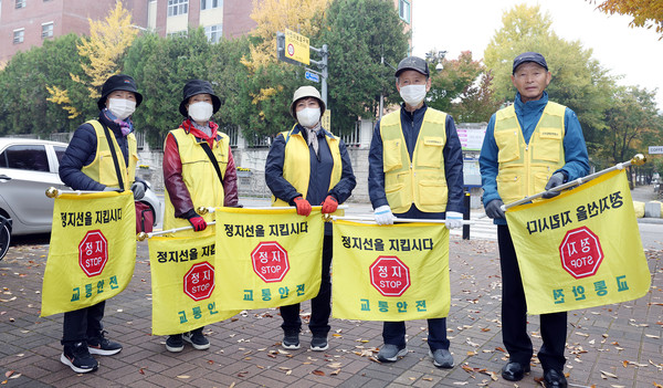 (왼쪽부터)고양실버인력뱅크 스쿨존사업에 참여한 강석임, 김기순, 김삼순, 김용동, 이덕재 어르신.
