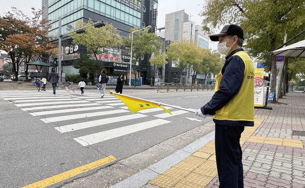 안전한 아침을 열어주는 고양실버인력뱅크 스쿨존 어르신.