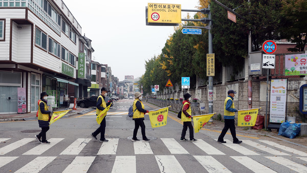 안전한 횡단보도 건너기를 마친후 다른 곳으로 이동하는 어르신들