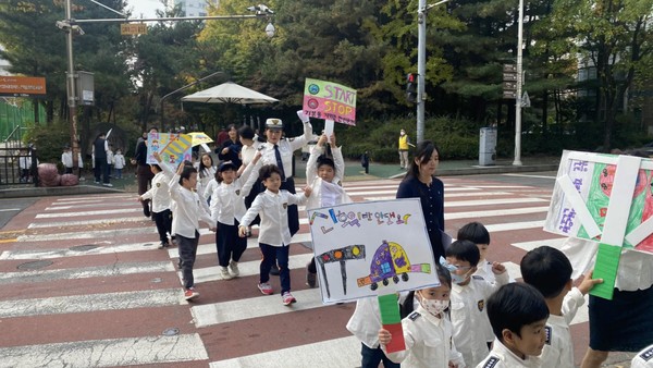 어린이 교통경찰이 발대식후 교통안전 캠페인을 펼쳤다.[사진제공=일산서부경찰서]
