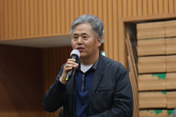 '시민과의 대화'를 통해 경기북부특별자치도에 대해 질문을 하는 시민.