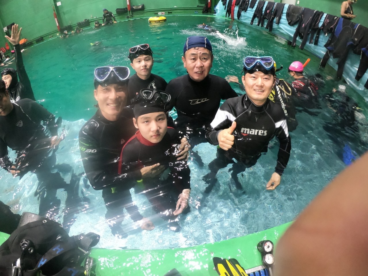 조 협회장(오른쪽에서 두 번째)은 스쿠버 강사로도 활동하고 있다. [사진제공=고양시수중핀수영협회]