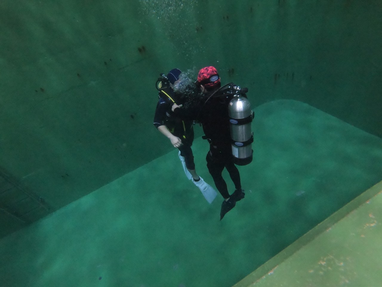 스쿠버다이빙 교육 현장. 스쿠버다이빙은 2인 1조를 이뤄 잠수한다. [사진제공=고양시수중핀수영협회]