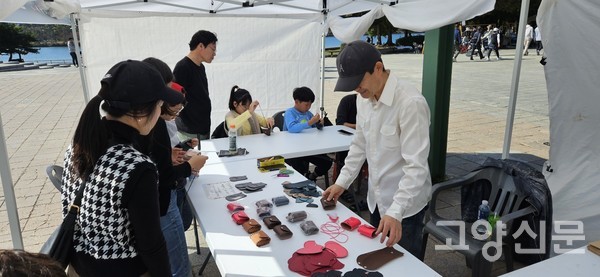 가죽공예로 손지갑을 만드는 체험객들