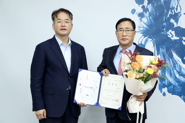최회재 고양시청소년재단 신임 대표가 임명장을 받은 후 이동환 고양시장