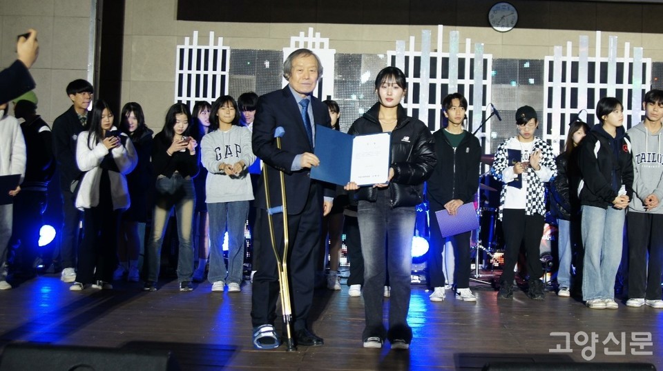 박상돈 조인핸드 대표(왼쪽)와 대상을 차지한 유수아 양.