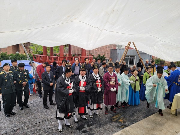  우중인 날씨에 참석한 헌관 및 집사 .  내빈. 보성선씨 후손들.