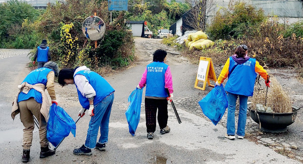  참여자들은 주요 도로와 이면 도로를 중심으로 담배꽁초와 휴지, 재활용품 등을 수거하고 생활폐기물 배출장소를 정리했다.