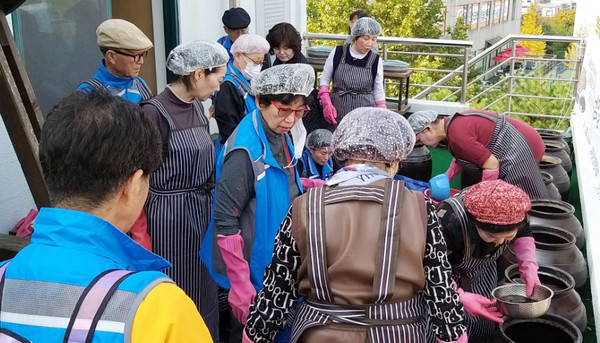 일산1동 주민자치회가 행정복지센터에서 ‘다문화가족 및 취약계층과 함께하는 전통 장나누기’를 했다. 