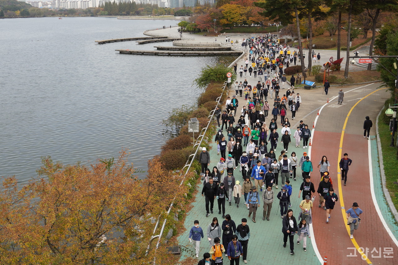 2023고양바람누리길걷기축제 참가자들이 호수공원의 가을을 만끽하며 걷고 있다.