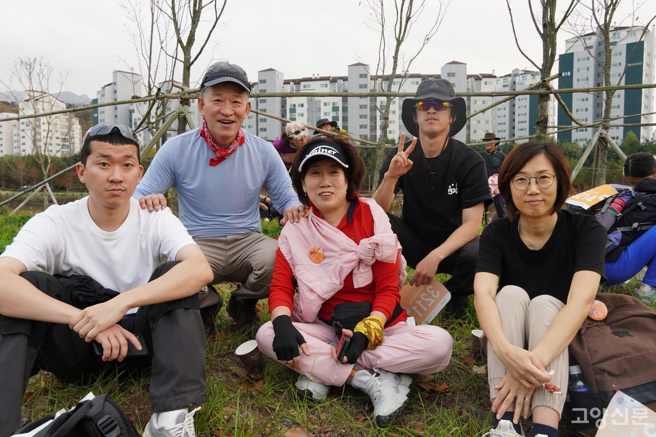 최다 참가 가족상을 받은 (사진 왼쪽부터) 김현섭, 김중근, 이미재, 김주섭, 이순재 참가자. 