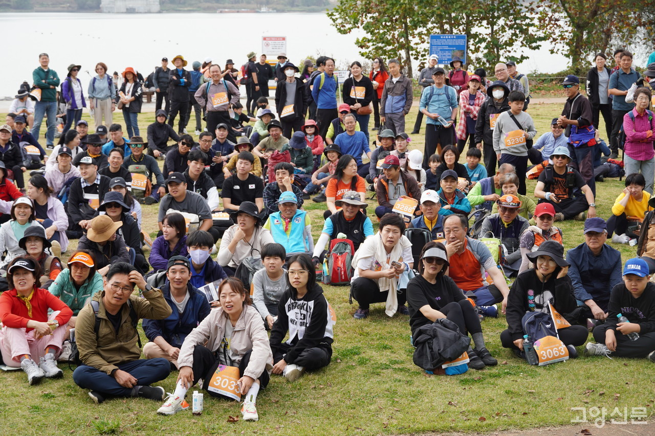 참가자들이 10㎞ 완주지점인 행주산성 수변공원에서 이벤트 퀴즈에 참여하고 있다.