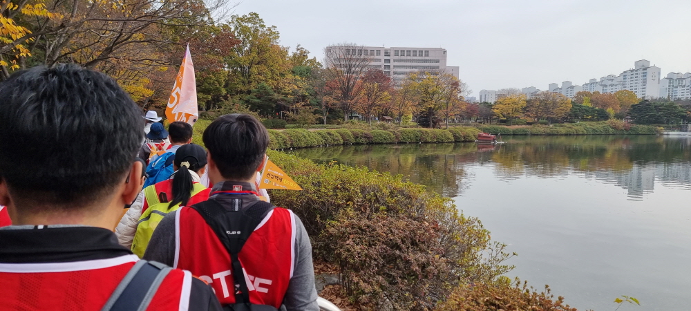 호수공원 주제광장에서 출발한 25㎞ 참가자들이 가을로 물든 호수공원을 지나고 있다. [사진제공=김석환]