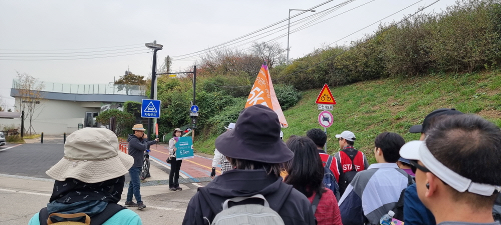 주요지점마다 진행요원들이 남은 거리를 안내해줬다. [사진제공=김석환]