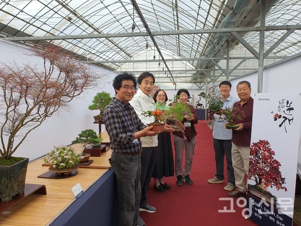 권지선 소장(왼쪽 두 번째)이 전시장을 찾아 김경태 원장(오른쪽 두 번째) 등과 기념촬영을 했다.