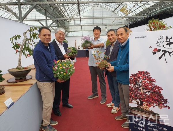 김운영 고양국제꽃박람회 대표이사(오른쪽 두 번째)가 전시장을 찾았다.