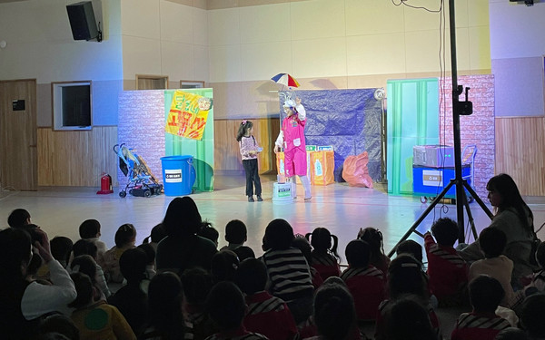 한 어린이집 원생들이 연극 공연을 관람하고 있다.