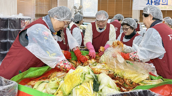 장순복 지도농협 조합장(가운데)과 고향주모 회원들이 김장을 하고 있다.