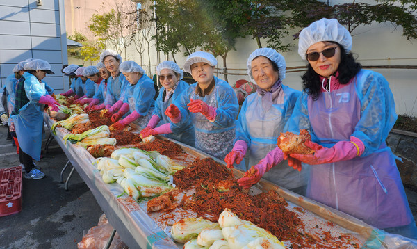 정성을 다해 김장을 담그는 벽제농협 여성농업인 봉사단체 회원들.