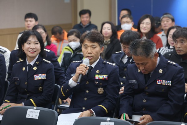 참석자 질의시간에 발언 중인 김영덕 고양소방서 원당남성의용소방대장.